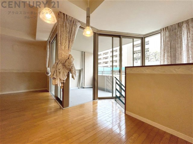 キッチン前のダイニングスペース　カウンターキッチンから料理の受け渡し等に便利です。ダイニングセットを置いても十分な広さを確保。