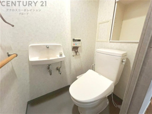 温水洗浄便座付トイレは温水洗浄機能により、暖かい水でおしりを洗浄することができ、冷たい水を使う従来の便座に比べ、温水洗浄機能で暖かいトイレを提供し、快適な使用を可能にします。