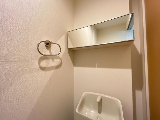 サンライズ京橋のトイレ|ミラーキャビネット