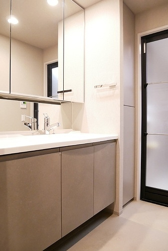 デュオヒルズ比治山レジデンスの洗面所|三面鏡付き洗面化粧台　※内装工事前