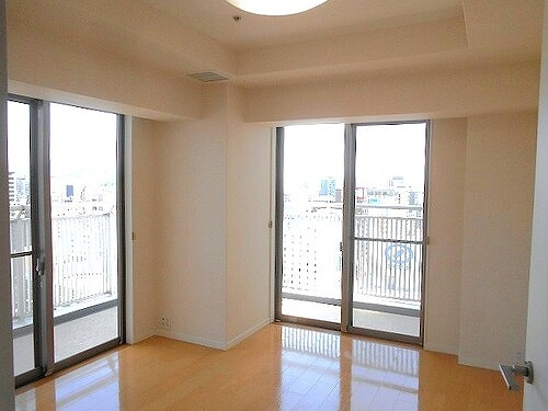 アーバンビューグランドタワーの居間・リビング|洋室（約7.1畳/バルコニー方向）　※2020年9月撮影