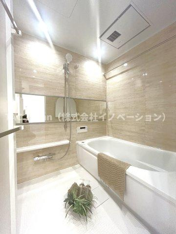 ファミール浅草シティウエストの浴室|【お風呂】
足を伸ばせる浴槽＆ワンタッチでお湯張や追焚が出来るオートバスで1日の疲れも快適にリフレッシュ。雨のお洗濯に威力を発揮する浴室換気乾燥機付き。