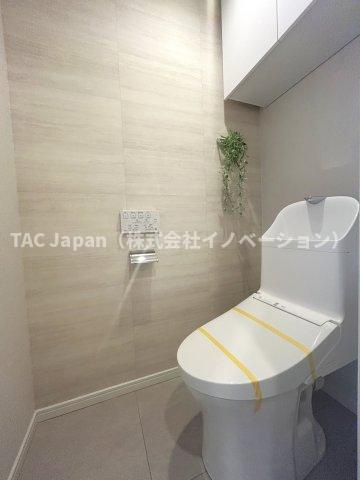 ファミール浅草シティウエストのトイレ|洗浄機能付き便座を標準装備。便座保温機能もあるので寒い季節も安心。トイレ奥のスペースにちょっとした収納を造作することも可能。トイレットペーパーなど効率的に収納できます。
