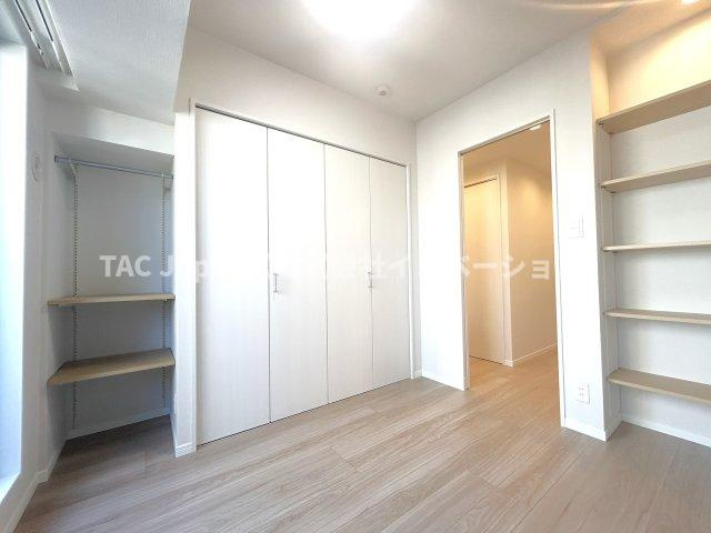 ファミール浅草シティウエストの収納|～Walk in closet～
冬物や夏物、スーツケースなども全部まとめて収納もできますのでお部屋を広く開放的にお使いいただけます。