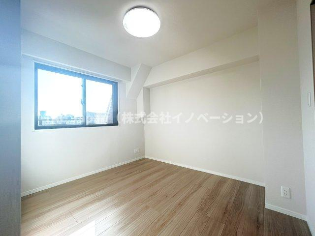 ファミール浅草シティウエストの洋室|穏やかな風と陽光を導き、プライバシーに配慮された設計プランを採用し、居住性を一段と心地よいものにしています。明るく開放的な空間を演出しております。