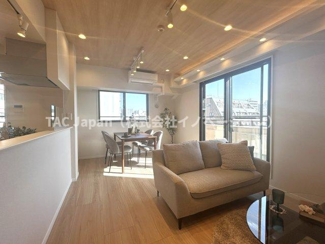 ファミール浅草シティウエストの居間・リビング|家族やお客様との時間など、多くの時を刻むリビング。何気なく過ぎる時でさえも上質なひと時となる快適さを目指して、採光を多く取り入れる空間となっております。