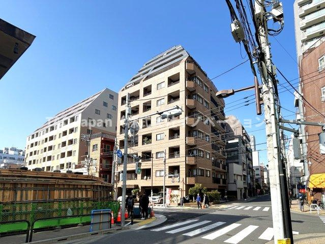 ファミール浅草シティウエストの外観|青空に映えるこの雄大な佇まい。
陽当たり、立地、周辺環境など恵まれた好条件となっております。