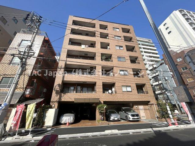 ファミール浅草シティウエストの外観|時代の流れに惑わされないシックなカラートーンで街並みに溶け込む外観は、主張し過ぎず、また平凡になり過ぎず絶妙なコントラストで輝きを放ちます。