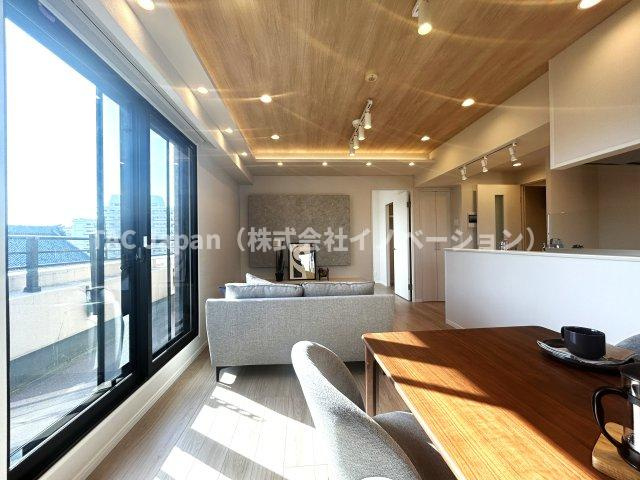 ファミール浅草シティウエストの居間・リビング|～Ｌiving room～
優しくリビングに注ぐ日差しはまるで「陽だまり」の様な暖かさ。高い断熱性は床暖房やエアコンを使いすぎず快適な居住空間を創造しています。