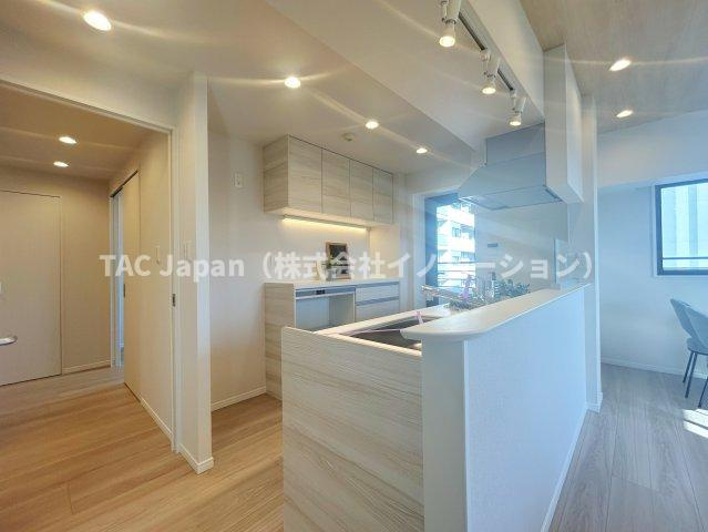 ファミール浅草シティウエストのキッチン|会話が弾む対面型キッチン。後ろにはお洒落な食器類を余裕で収納できるスペースがあります。