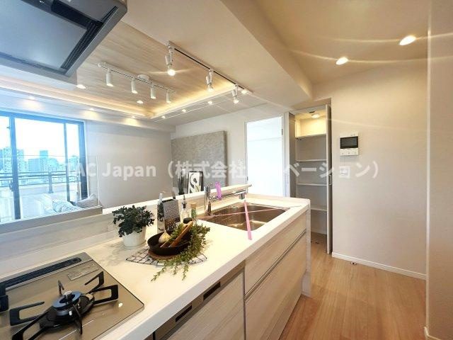 ファミール浅草シティウエストのキッチン|とても広々としたキッチンスペース。写真のように真ん中に作業スペースもしっかりと確保しています。様々な使い方が想像できます。