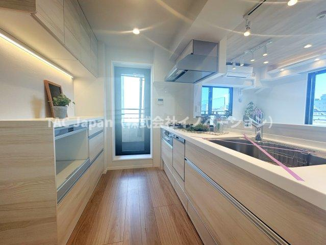 ファミール浅草シティウエストのキッチン|キッチンから直接バルコニーに出れる勝手口は、使いやすさと採光、通風に一役買ってくれています。