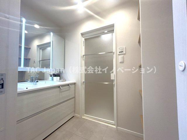 ファミール浅草シティウエストの独立洗面台|【パウダールーム】
三面鏡タイプの洗面化粧台を採用し、キャビネット収納はぎっしり色々な物を収納でき下部収納もございます。シャワーヘッドタイプを採用しておりますのでお掃除など楽々できます。