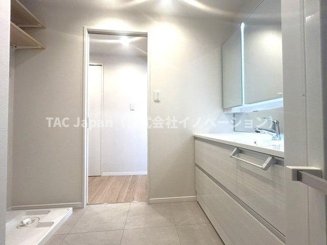 ファミール浅草シティウエストの洗面所|落ち着いた空間を演出するカラーと、ゆったり落ち着いてお使い頂ける広さが魅力のパウダールーム。居室からも独立しており、プライベート空間を保ちます。