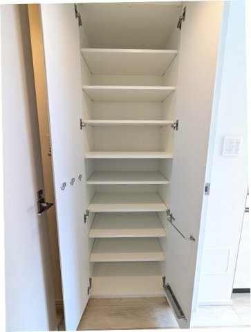 CLARITIA文京湯島の玄関|傘入れストック付収納豊富なトールタイプのシューズBOXです