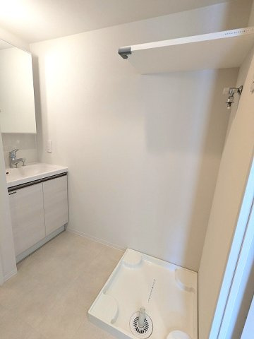 CLARITIA文京湯島の設備|洗濯機置場は排水口のお手入れしやすい様に手前中央に配置しています