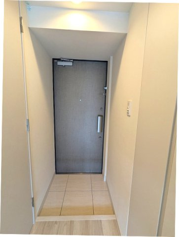 CLARITIA文京湯島の設備|ディンプルキーのダブルロックセキュリティ、人感センサー付玄関ライト、収納豊富なトールタイプのシューズBOX