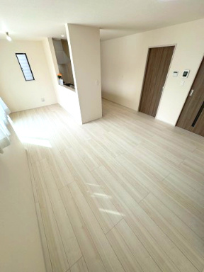 裾野市桃園　新築戸建　全１棟　１号棟の居間・リビング|現地撮影