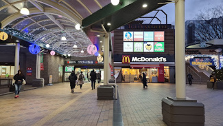 【周辺】 | 愛宕２丁目住宅 | 飲食店やスーパーなどの生活関連施設が複数入ったグリナード永山まで徒歩１７分