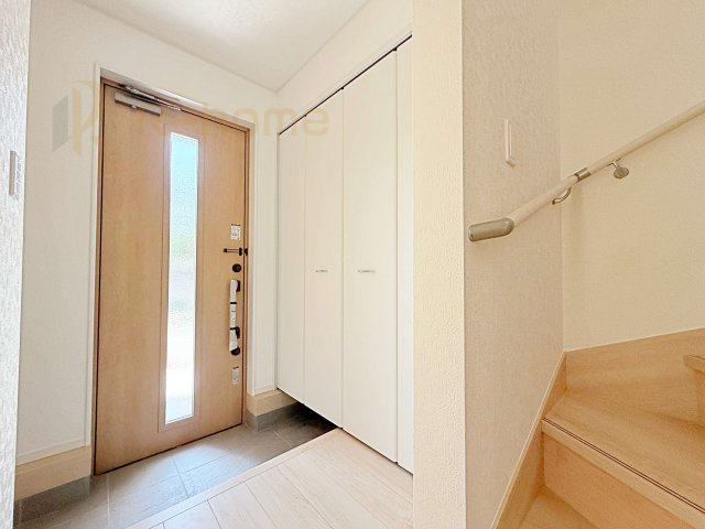 取手市宮和田第9　新築戸建て　1号棟の玄関|気持ちよくご家族やゲストを送迎できる穏やかな雰囲気の玄関♪大きな下駄箱で玄関廻りスッキリ♪
