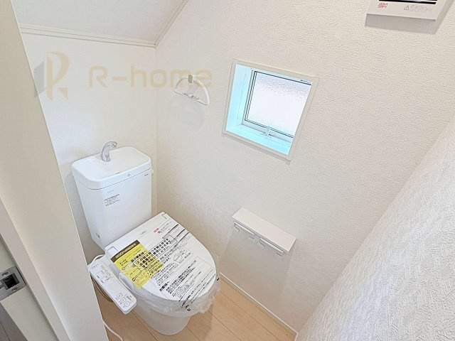 取手市宮和田第9　新築戸建て　1号棟のトイレ|温水洗浄便座付きのトイレ。
トイレが２ヵ所設置で朝の忙しい時間でも安心です。