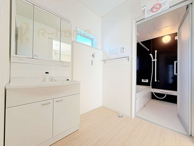 取手市宮和田第9　新築戸建て　1号棟の洗面所|清潔感溢れる洗面台は嬉しい三面鏡付き。洗剤や歯ブラシなどもすっきり収納できます♪