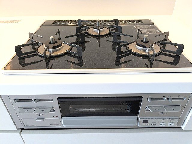 プライムメゾン入谷の設備|グリル付ガス3口システムキッチン、瀟洒でお手入れ楽なガラストップコンロ、温度調節やタイマー機能付ピピっとコンロ