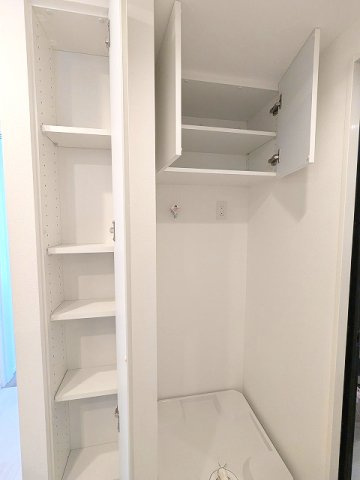 プライムメゾン入谷の設備|洗面室の洗濯機置場、お手入れしやすい様に手前中央に配置した防水パンです