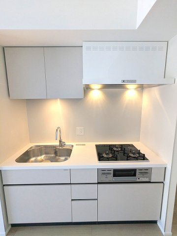 プライムメゾン入谷のキッチン|グリル付ガス3口システムキッチン、瀟洒でお手入れ楽なガラストップコンロ、温度調節やタイマー機能付ピピっとコンロ