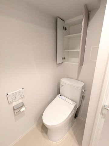 LEFOND PROGRES田原町のトイレ|温水洗浄便座、ペーパーホルダーの上にスマホストレージ付きです