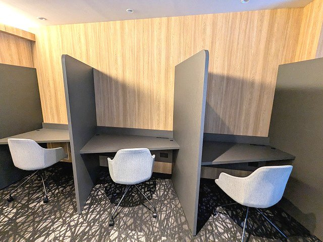 LEFOND PROGRES田原町の設備|1Fにデスクワーク可能な個別スペースが3ヶ所とラウンジスペース