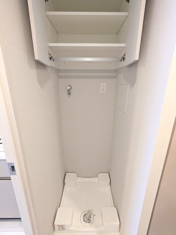 LEFOND PROGRES田原町の設備|排水口のお手入れし易い様に手前中央に配置し、足高の防水パンです、洗濯機置場の上部収納下にハンガーストックパイプ付です