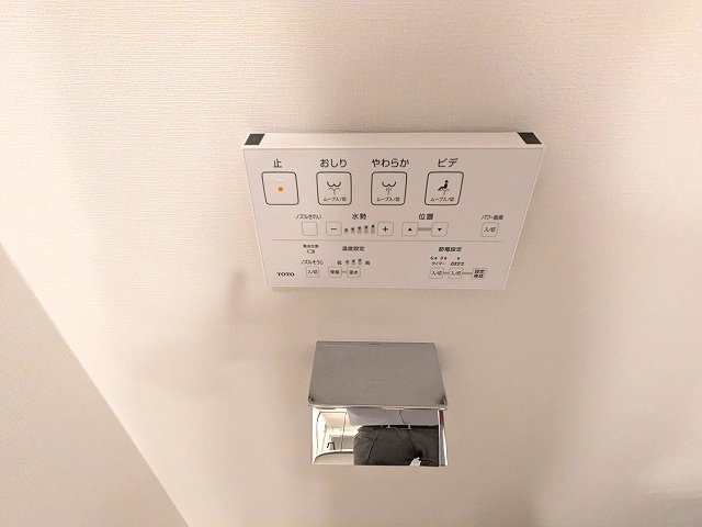 LEFOND PROGRES田原町の設備|トイレのペーパーホルダーの上にスマホストレージ付きです