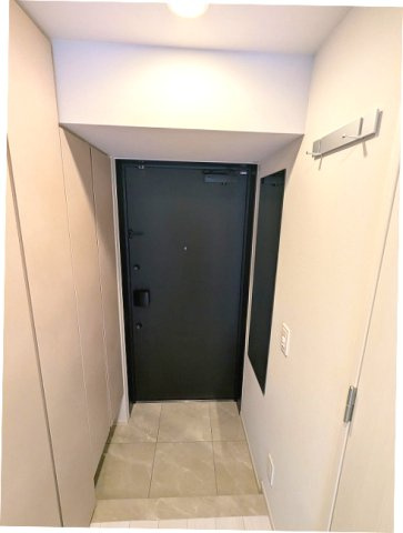 LEFOND PROGRES田原町の設備|ディンプルキーのダブルロックセキュリティ、姿見鏡付、コートフック付、人感センサー付き玄関ライト