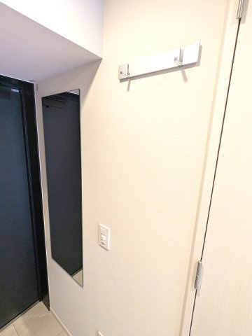 LEFOND PROGRES田原町の設備|玄関に姿見鏡付、コートフック付です