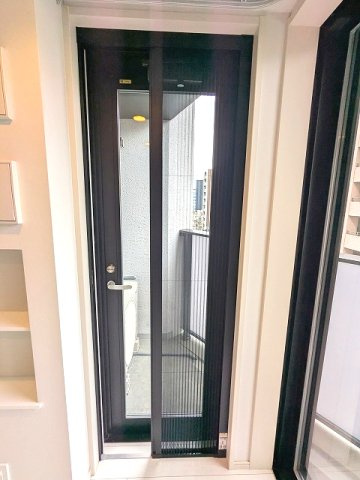 LEFOND PROGRES田原町の設備|8F、ダイニングの洋室側のドアには室内側のスライド式網戸が設置してあります