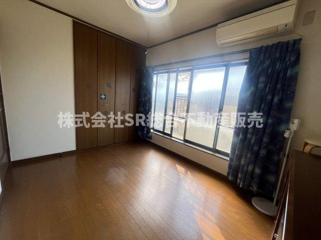 玉串元町1丁目中古戸建の子供部屋|大きな窓から光が差し込む明るいお部屋です！子供部屋にいかがでしょうか