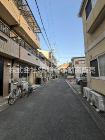 玉串元町1丁目中古戸建の前面道路含む現地写真|弊社は、工務店と関係強化を徹底し、世界情勢やナフサショックの影響を受けずに材料確保を行い、納期も遅れることがございませんので、心配ご無用です！お気軽にご相談下さい。