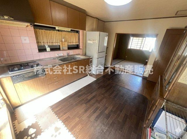 玉串元町1丁目中古戸建の居間・リビング|隣の和室と合わせて使えば、よりゆったりお過ごしいただけます！（※室内画像は加工により家具を消しています。）