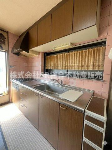 玉串元町1丁目中古戸建のキッチン|落ち着いたブラウンのシステムキッチン♪快適にお料理できます！