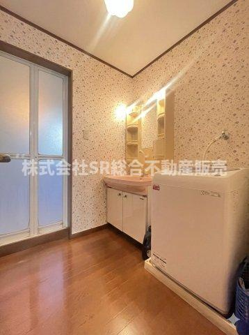 玉串元町1丁目中古戸建の脱衣所|室内洗濯機置場もあり清潔感のある脱衣場です！