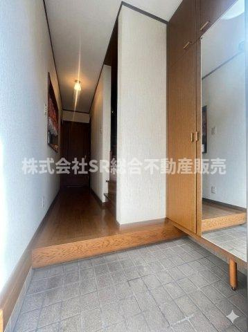 玉串元町1丁目中古戸建の玄関|姿見付のシューズボックスもあり広めの玄関です！