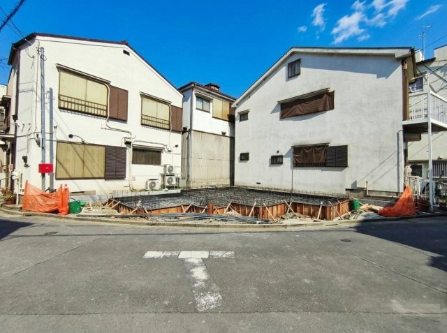 北区神谷3丁目 限定1棟の外観|【南西向きで陽当り・風通し良好です♪♪】
間口も広くて開放的です
只今一生懸命建築中です♪