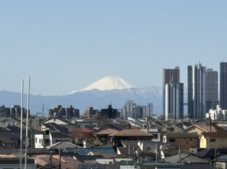 【展望】 | 眼前に広がる空の雄大さと、このお部屋の自慢の一つである「眺望」をご覧ください。毎日、この景色を独り占めできる新生活に夢が広がります。～即日のご見学可能～　お問合せはお気軽にどうぞ。