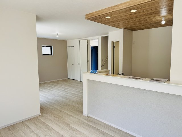 八王子市　高尾町　新築一戸建て　１期の内装|～19.0帖の明るいLDKで、家族団欒の時間をお過ごしいただけます～