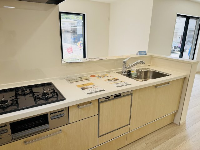 八王子市　高尾町　新築一戸建て　１期のキッチン|～３口コンロと広い調理台でお料理が捗ります～