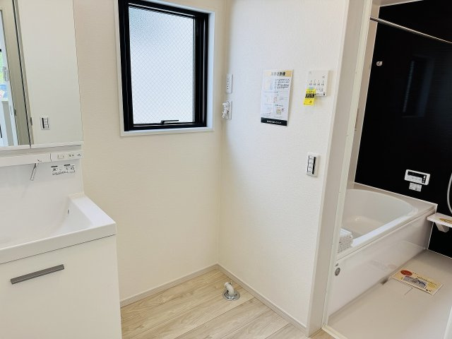 八王子市　高尾町　新築一戸建て　１期の脱衣所|～窓付きで明るい洗面所　換気もしやすいです～