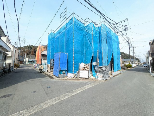 八王子市　高尾町　新築一戸建て　１期の前面道路含む現地写真|～南側4ｍ・西側4.5ｍ道路に面しています～