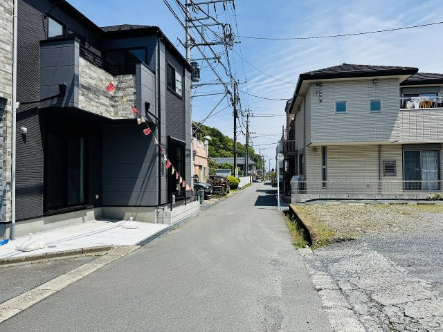 八王子市　高尾町　新築一戸建て　１期の前面道路含む現地写真|～南側4ｍ・西側4.5ｍ道路に面しています～