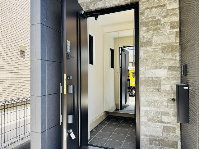 八王子市　高尾町　新築一戸建て　１期の玄関|～玄関は安心のWロックキーを採用～